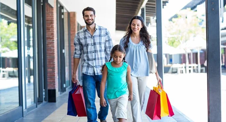 Família carregando sacolas de compra